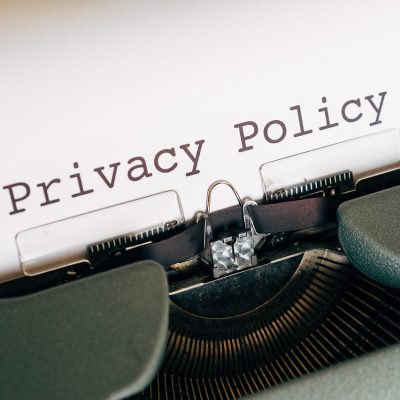 pg网站 合规联络何叙白在核对来源标注与版权说明，手边是打印出的页面截图与一支红笔